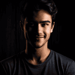 자신감에 입꼬리를 올린 사람 뒤로, 그가 눈치채지 못한 어둠의 위협이 다가오고 있는 장면이다.